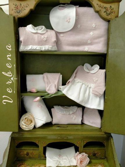 Busta cambio Verbena Busta cambio corredino in piquet panna millerighe con ricamo fiorellini rosa e fiocco color panna a pois rosa. Made in Italy