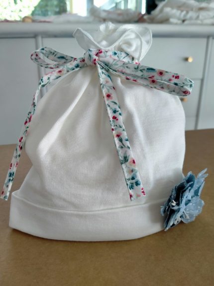 Cappellino neonata Fiorellini Cappellino in jersey di cotone con decoro fiore in tessuto. Made in Italy