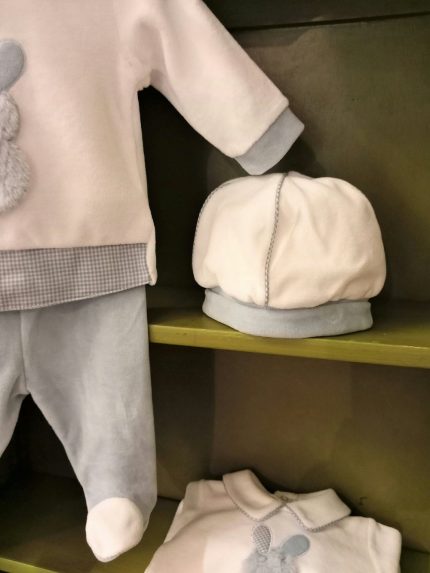 Cappellino neonato Coniglietto Grazioso cappellino in ciniglia per neonato con bordo in colore a contrasto, foderato in jersey di cotone,collezione Coniglietto.Made in Italy. Lista Nascita Corredino