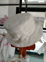 Cappello Soffio Cappello per bimba, modello a cilindro in tessuto devorè margherite, con decoro fiori in tessuto. Glam Corredino