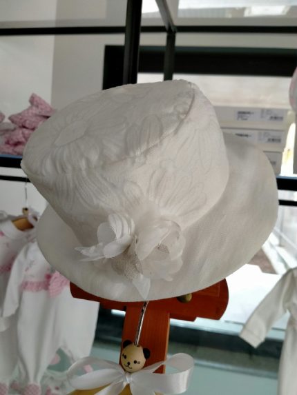 Cappello Soffio Cappello per bimba, modello a cilindro in tessuto devorè margherite, con decoro fiori in tessuto. Glam Corredino