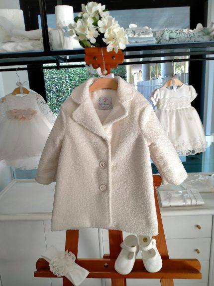 Cappotto Cappottino teddy con collo rever, taglio diritto, allacciatura a tre bottoni. Made in Italy Natale Lei 2023