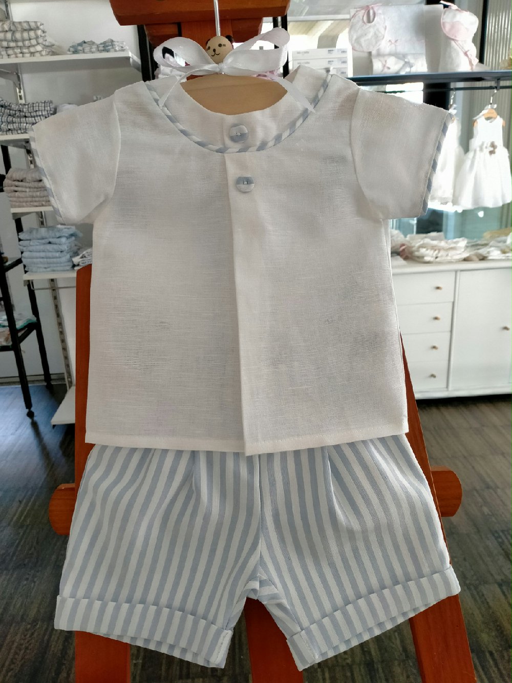 Completo due pezzi Amorino CC4860 Glam 00 Completo due pezzi Amorino Completo clinico per neonato misto lino/cotone composto da: camicina girocollo con cannoncino e due bottoni applicati, maniche corte con bordino in tessuto rigato + pantaloncino corto in tessuto rigato, fodera 100% cotone. Glam