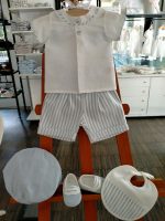 Completo due pezzi Amorino Completo clinico per neonato misto lino/cotone composto da: camicina girocollo con cannoncino e due bottoni applicati, maniche corte con bordino in tessuto rigato + pantaloncino corto in tessuto rigato, fodera 100% cotone. Glam