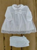 Completo due pezzi Aria Completo clinico corto in ciniglia per neonata composto da: maglia con colletto e fiocco applicato con balza in pizzo + mutandine in ciniglia.