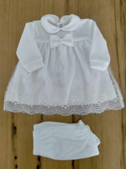 Completo due pezzi Aria Completo clinico corto in ciniglia per neonata composto da: maglia con colletto e fiocco applicato con balza in pizzo + mutandine in ciniglia.