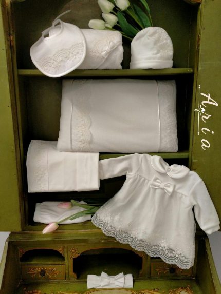 Completo due pezzi Aria Completo clinico corto in ciniglia per neonata composto da: maglia con colletto e fiocco applicato con balza in pizzo + mutandine in ciniglia.