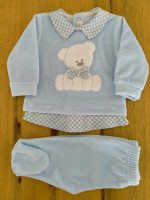 Completo due pezzi Cielo Completo clinico lungo in ciniglia per neonato composto da: maglia con colletto in fantasia a quadri e decoro orsetto + pantaloni in ciniglia tinta unita. Made in Italy
