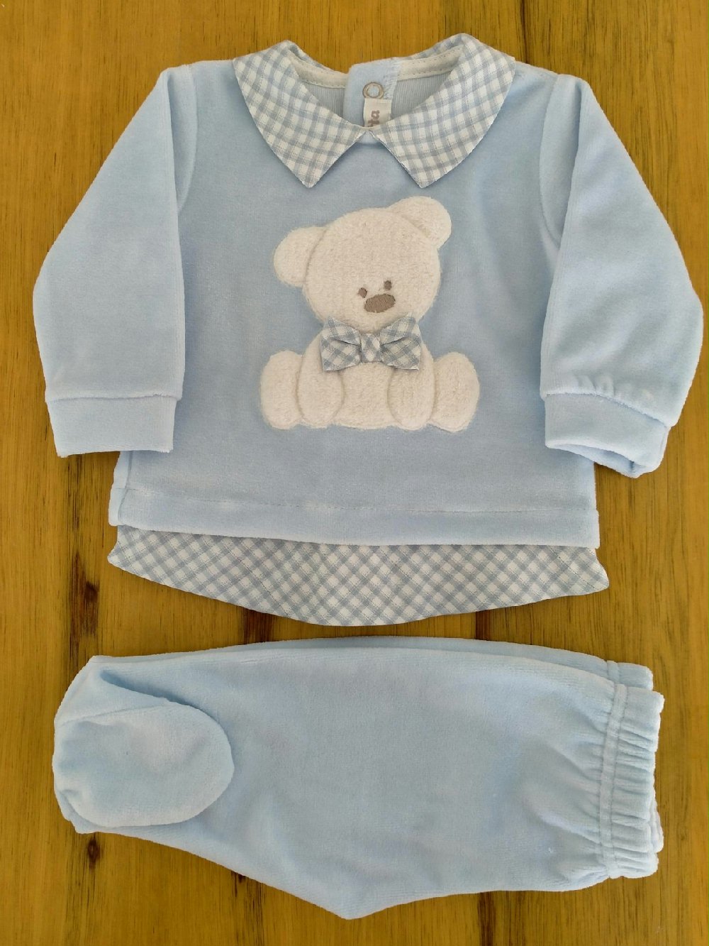 Completo due pezzi Cielo CL2520 00 Completo due pezzi Cielo Completo clinico lungo in ciniglia per neonato composto da: maglia con colletto in fantasia a quadri e decoro orsetto + pantaloni in ciniglia tinta unita. Made in Italy