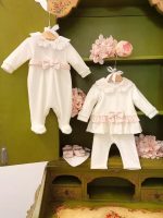 Completo due pezzi neonata Merletti di Luna Elegante completo neonata in viscosa con colletto in pizzo e balze - Teto&Tatta Made in Italy Made in Italy Nascita Lei Nursery Lista Nascita Idea Regalo Corredino