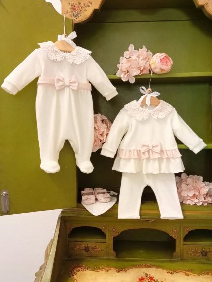 Completo due pezzi neonata Merletti di Luna Elegante completo neonata in viscosa con colletto in pizzo e balze - Teto&Tatta Made in Italy Made in Italy Nascita Lei Nursery Lista Nascita Idea Regalo Corredino