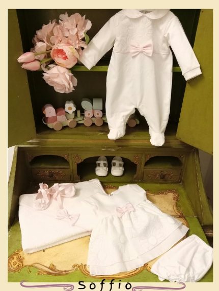 Completo due pezzi neonata Soffio Elegante completo clinico corto per neonata composto da maglia a maniche corte in tessuto unito e balza in tulle devorè con stampa a fiori + mutandina in jersey di cotone elasticizzato. Lista Nascita Corredino