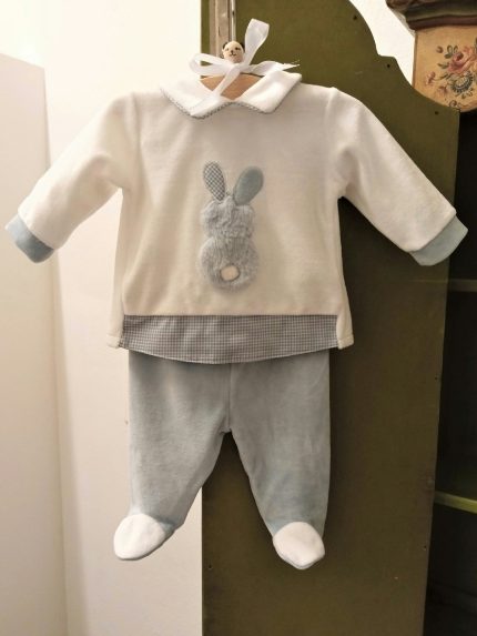 Completo due pezzi neonato Coniglietto Completo clinico due pezzi in ciniglia composto da: maglia color latte con colletto profilato e decoro coniglio peloso, fondo in tessuto camicia, apertura dietro con bottoncini snap + ghettina azzurro polvere. Made in Italy Lista Nascita Corredino