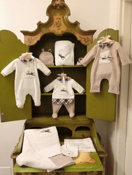 Completo due pezzi neonato Soffice Orsetto Elegante completo neonato in ciniglia con ghettina - Delicatezza Made in Italy Made in Italy Nursery Lista Nascita Nascita Lui Idea Regalo Corredino