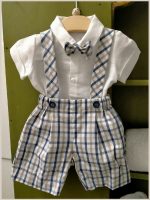 Completo due pezzi Orsetto Completo due pezzi per neonato misto lino/cotone composto da: pantaloncino corto con bretelle in fantasia check - 100% cotone - e body camicia a manica corta a tinta unita misto lino/cotone, abbinato papillon. Glam Lista Nascita Corredino