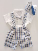 Completo due pezzi Orsetto Completo due pezzi per neonato misto lino/cotone composto da: pantaloncino corto con bretelle in fantasia check - 100% cotone - e body camicia a manica corta a tinta unita misto lino/cotone, abbinato papillon. Glam Lista Nascita Corredino