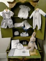 Completo due pezzi Orsetto Completo due pezzi per neonato misto lino/cotone composto da: pantaloncino corto con bretelle in fantasia check - 100% cotone - e body camicia a manica corta a tinta unita misto lino/cotone, abbinato papillon. Glam Lista Nascita Corredino