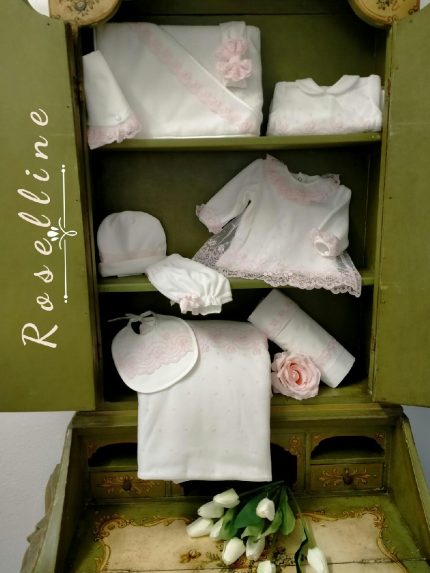 Completo due pezzi Roselline Completo clinico corto in ciniglia per neonata, composta da: maglia con sopraveste in pizzo ricamato rosa e colletto tondo in tulle ricamato + mutandine in ciniglia. Made in Italy