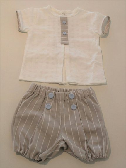 Completo due pezzi Sabbia Completo clinico corto in cotone per neonato composto da camicina girocollo a manica corta in tessuto fiammato con cannoncino in tessuto fantasia+ pantaloncino fantasia rigata. Made in Italy Lista Nascita Corredino