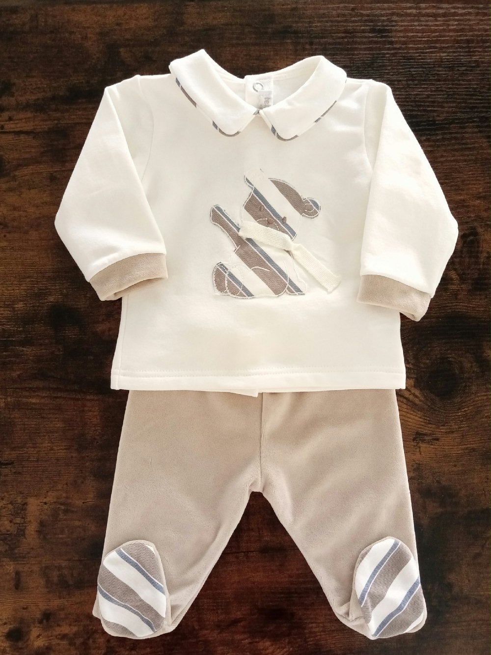 Completo due pezzi Vaniglia CL5480 Lista Nascita Corredino Essenziali Nascita 00 Completo due pezzi Vaniglia Completo clinico due pezzi composto da: maglia in caldo cotone color latte con colletto profilato e decoro orsetto + ghettina beige in ciniglia. Made in Italy Lista Nascita Corredino Essenziali Nascita
