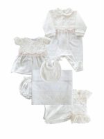Completo Piccola Principessa Teto e Tatta Elegante completo due pezzi di Teto e Tatta 100% Made in Italy: coprifasce in jersey con corpetto in pizzo macramè e tulle rosa + coulotte in jersey. Abito da Battesimo Lista Nascita Corredino