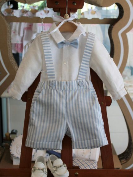Completo tre pezzi neonato Amorino Completo elegante 3 pezzi in tessuto misto lino composto da: pantaloncino corto - fodera 100% cotone - con bretelle, fantasia rigata azzurra + body/camicia a manica lunga con bottoncino per arrotolare + gilet in misto lino, tinta unita profili rigati azzurri + papillon abbinato. Made in Italy Abito da Battesimo Glam Corredino