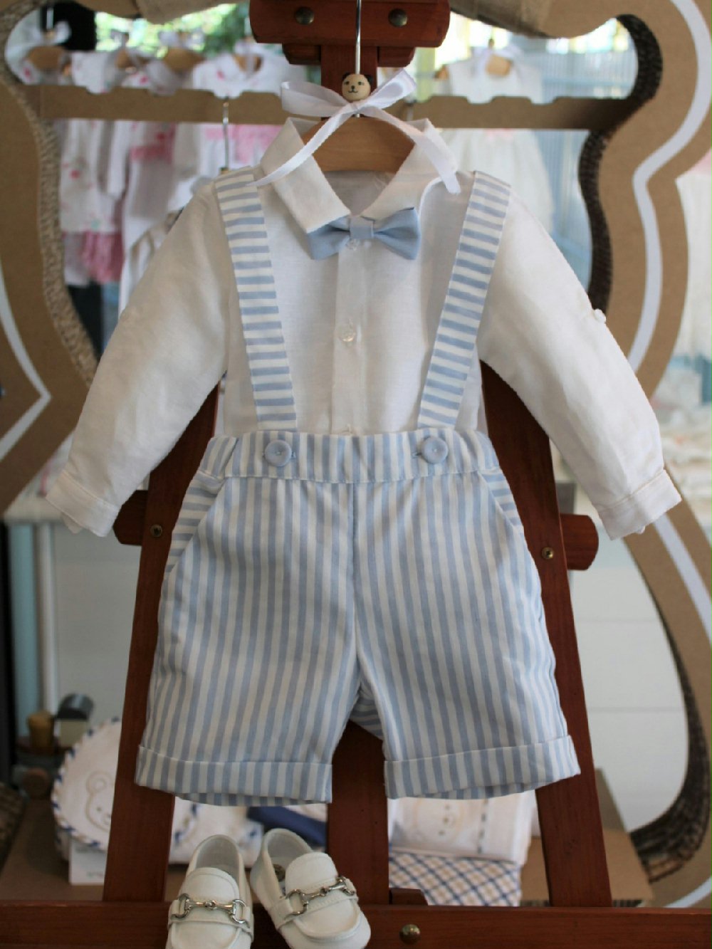 Completo tre pezzi neonato Amorino CT4860 Abito da Battesimo Glam Corredino 00 Completo tre pezzi neonato Amorino Completo elegante 3 pezzi in tessuto misto lino composto da: pantaloncino corto - fodera 100% cotone - con bretelle, fantasia rigata azzurra + body/camicia a manica lunga con bottoncino per arrotolare + gilet in misto lino, tinta unita profili rigati azzurri + papillon abbinato. Made in Italy Abito da Battesimo Glam Corredino