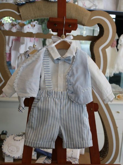 Completo tre pezzi neonato Amorino Completo elegante 3 pezzi in tessuto misto lino composto da: pantaloncino corto - fodera 100% cotone - con bretelle, fantasia rigata azzurra + body/camicia a manica lunga con bottoncino per arrotolare + gilet in misto lino, tinta unita profili rigati azzurri + papillon abbinato. Made in Italy Abito da Battesimo Glam Corredino