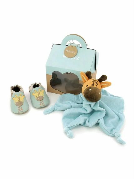 Confezione regalo neonato Giraffa Accogliamo una nuova nascita con la confezione regalo per neonato di Robeez. La confezione nascita per neonato include un doudou e un paio di scarpine con suola morbida. Queste pantofoline presentano una tomaia leggera in pelle conciata al vegetale, una fodera in 70% pelle conciata al vegetale e 30% tessuto. La suola flessibile protegge i piedini del tuo bimbo sia gattonando che per i primi passi e grazie alla chiusura elastica si indossano facilmente garantendo un buon sostegno. Doudou Idea Regalo
