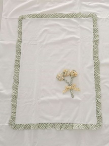 Copertina culla Fiori di Campo Copertina culla per neonata foderata in interlock - 100% cotone. Decoro in tessuto goffrato fantasia a quadretti e mazzolino di fiori in tessuto fantasia. Made in Italy Glam