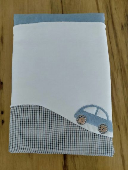 Copertina culla Oceano Copertina culla color block, ciniglia con applicazione patch macchinina e cotone fantasia quadri. Made in Italy