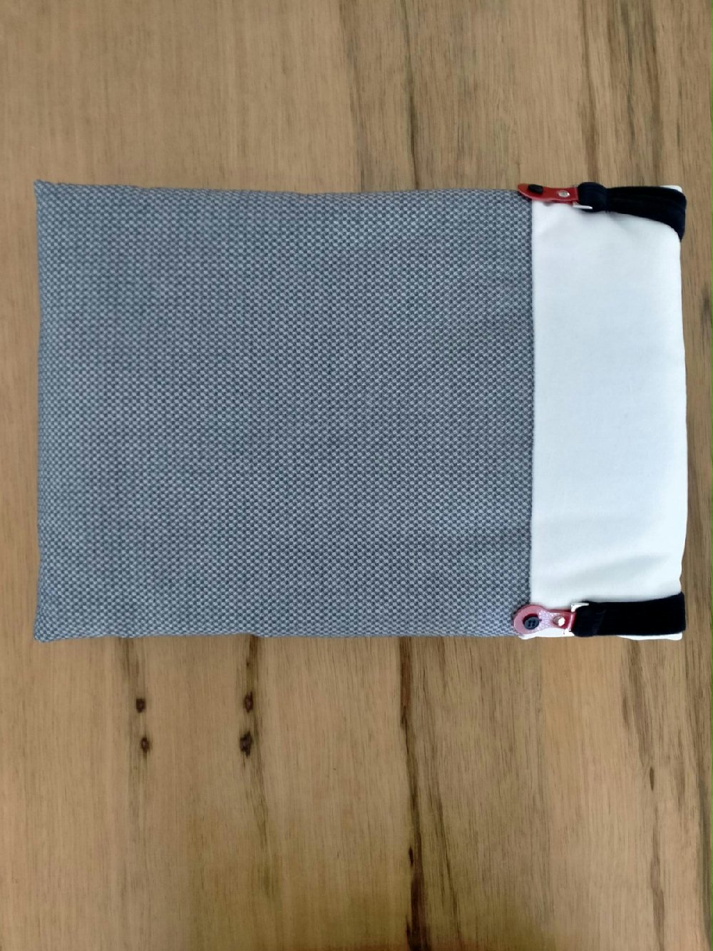 Copertina culla Piccolo Lord CO2570 00 Copertina culla Piccolo Lord Copertina culla in ciniglia e tessuto operato con decoro di finte bretelle. Made in Italy