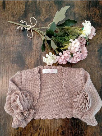 Coprispalle Argento Mimilù Elegante coprispalle in filo - 100% cotone - con applicazione di particolare fiore in maglia a fondo manica, bordo rifinito ad uncinetto.Abbinabile a tutti gli abiti della collezione Mimilù per neonate e cerimonia. Abito da Battesimo Abito da Cerimonia Neonata