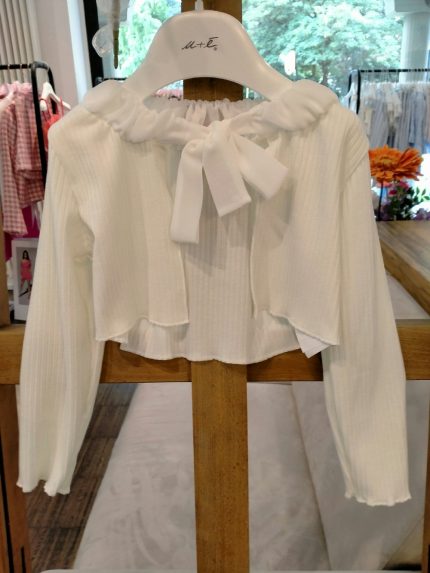 Coprispalle bimba Coprispalle in cotone con collo a corolla in organza allacciato a fiocco.