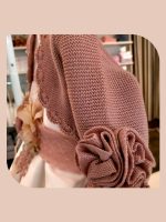 Coprispalle Oro Mimilù Elegante coprispalle in filo - 100% cotone - con applicazione di particolare fiore in maglia a fondo manica, bordo rifinito ad uncinetto.Abbinabile a tutti gli abiti della collezione Mimilù per damigelle e cerimonia. Abito Cresima Abito da Cerimonia Ragazza Abito da Cerimonia Bambina Abito Damigella Abito Prima Comunione