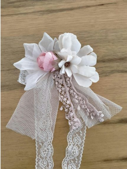 Corona Madreperla Mimilù Elegante corona da cerimonia, modello Madreperla, in pizzo e tulle con fiore in tessuto. Accessori Cerimonia
