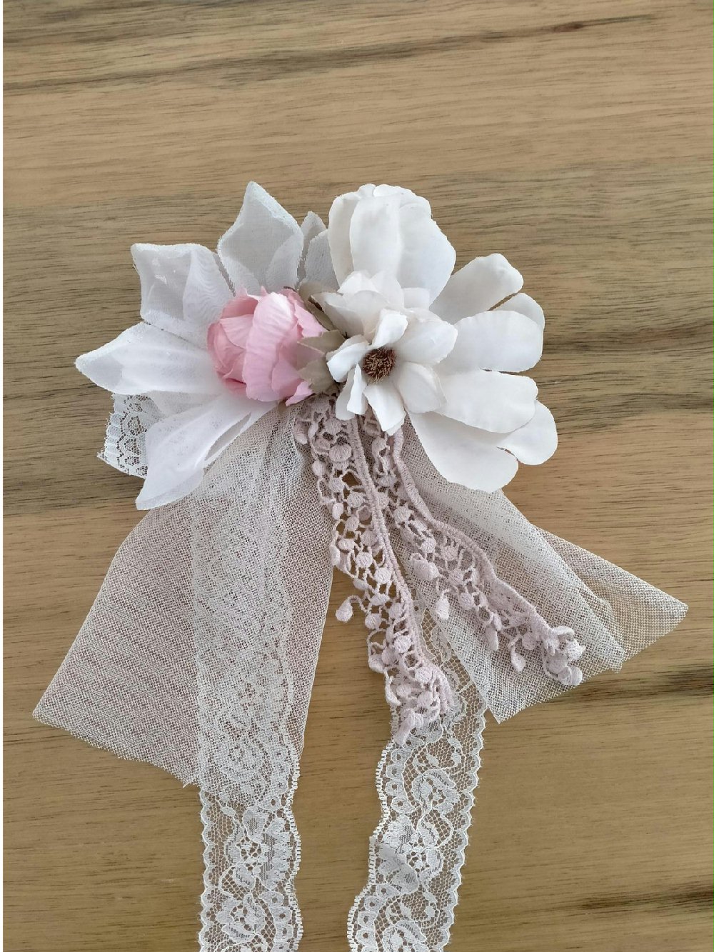 Corona Madreperla Mimilù 414C Accessori Cerimonia 00 Corona Madreperla Mimilù Elegante corona da cerimonia, modello Madreperla, in pizzo e tulle con fiore in tessuto. Accessori Cerimonia