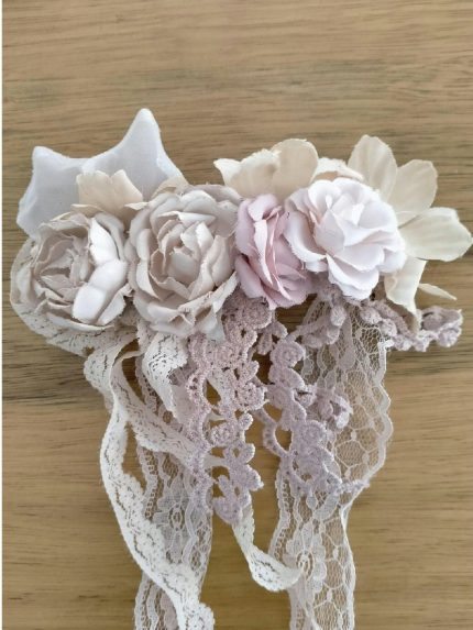 Corona Perla Mimilù Elegante corona da cerimonia per bimba e ragazza, modello Perla, in pizzo e tulle con fiore in tessuto. Accessori Cerimonia