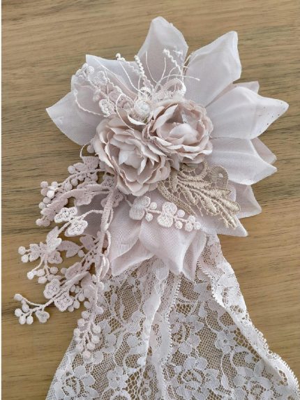 Corona Pietra di Luna Mimilù Elegante corona da cerimonia per bimba e ragazza, modello Pietra di Luna, in pizzo e tulle con fiore in tessuto. Accessori Cerimonia
