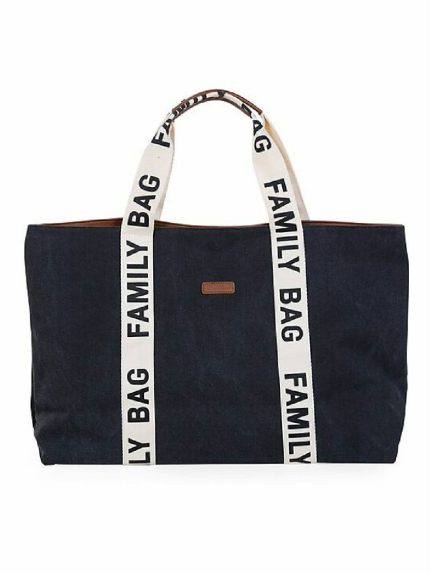 Family Bag Borsa Weekend Quando praticità e stile a portata di famiglia si incontrano, Childhome risponde con la Family Bag! Una borsa superversatile per tutta la famiglia, per le uscite all’aria aperta! Oggi con un design rinnovato! La scritta "Family bag" è infatti sui manici, a contrasto con il colore del tessuto della borsa: un look sportivo e dettagli in pelle. Tenere tutto in ordine non è mai stato cosi facile: la borsa ha una tasca con cerniera e taschino extra per piccoli oggetti, dimensioni grandi 55X18X40 cm e una chiusura a magnete. Facile da pulire e idrorepellente, pronta per accompagnarvi in ogni avventura! Nursery Idea Regalo