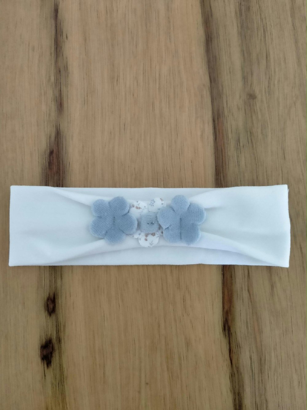 Fascia Liberty FA2440 00 Fascia Liberty Fascia per neonata in jersey garzato con applicazioni di fiori in tessuto tinta unita e fantasia liberty. Made in Italy