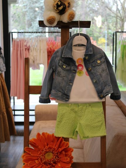 Giubbotto jeans bimba Giubbino denim con collo camicia, allacciatura a bottoni, decoro strass sulle taschine. Made in Italy