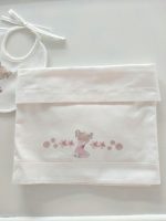 Lenzuolino culla Bambolina Set lenzuolino culla 3 pezzi – 100% popeline di cotone – con graziosa stampa "bambolina". Made in Italy Lista Nascita Corredino