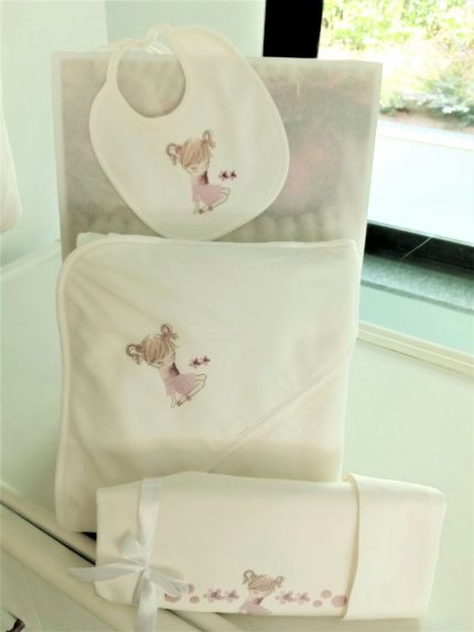 Lenzuolino culla Bambolina Set lenzuolino culla 3 pezzi – 100% popeline di cotone – con graziosa stampa "bambolina". Made in Italy Lista Nascita Corredino