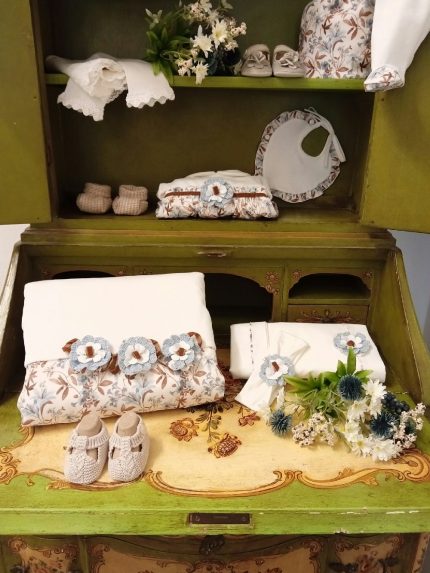 Lenzuolino culla Cannella Set Lenzuolino culla 3 pezzi - Teto&Tatta: popeline di cotone e decorazione floreale, Made in Italy Made in Italy Nascita Lei Nursery Lista Nascita Idea Regalo Corredino
