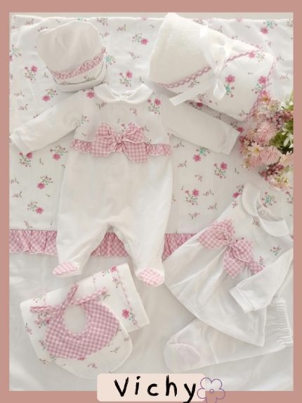 Lenzuolino culla Vichy Set lenzuolino culla 3 pezzi in popeline - 100% cotone - con delicato bordo in tessuto stampa fiori. Made in Italy Lista Nascita Corredino