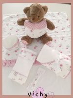 Lenzuolino culla Vichy Set lenzuolino culla 3 pezzi in popeline - 100% cotone - con delicato bordo in tessuto stampa fiori. Made in Italy Lista Nascita Corredino