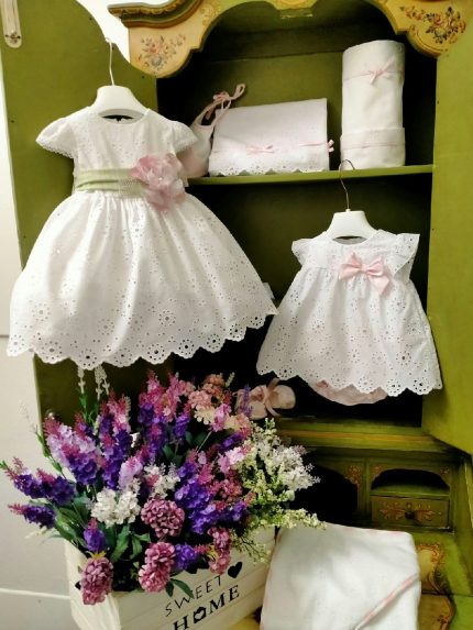 Pagliaccetto Dolce Estate Teto e Tatta Pagliaccetto neonata di Teto e Tatta - MADE IN ITALY - in sangallo con coulotte rigata rosa e fiocchetto applicato. Lista Nascita Corredino
