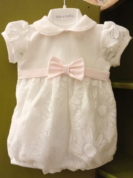 Pagliaccetto neonata Soffio Pagliaccetto elegante per neonata in voile devorè con stampa fiori tono su tono, corpino in tessuto a tinta unita e colletto profilato, cinturina in tessuto con fiocco di colore rosa. Lista Nascita Corredino