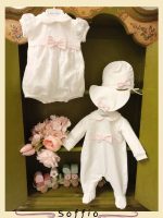 Pagliaccetto neonata Soffio Pagliaccetto elegante per neonata in voile devorè con stampa fiori tono su tono, corpino in tessuto a tinta unita e colletto profilato, cinturina in tessuto con fiocco di colore rosa. Lista Nascita Corredino